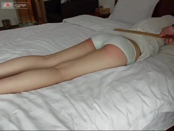 XL42 - Quinn - On The Bed - chinesespanking